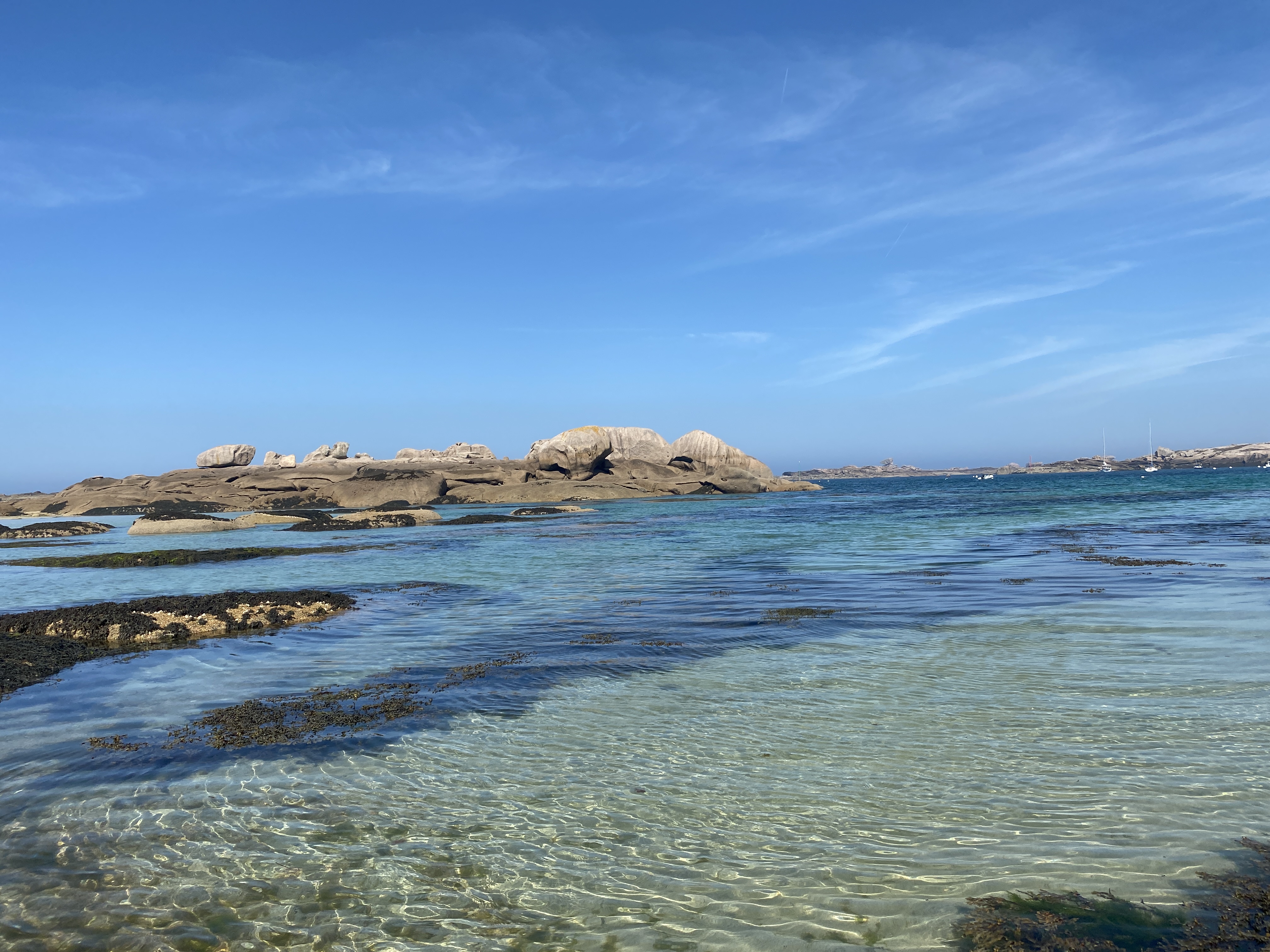 Blick über die ruhige Bucht bei Niedrigwasser, Granitfelsen im klaren Wasser